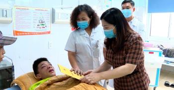 Phó Chủ tịch UBND tỉnh Vũ Thị Hiền Hạnh thăm hỏi, trao hỗ trợ cho các nạn nhân đang điều trị tại Bệnh viện Đa khoa tỉnh